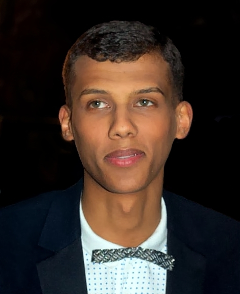 Stromae en costume à la 12e cérémonie des « NRJ Music Awards ».