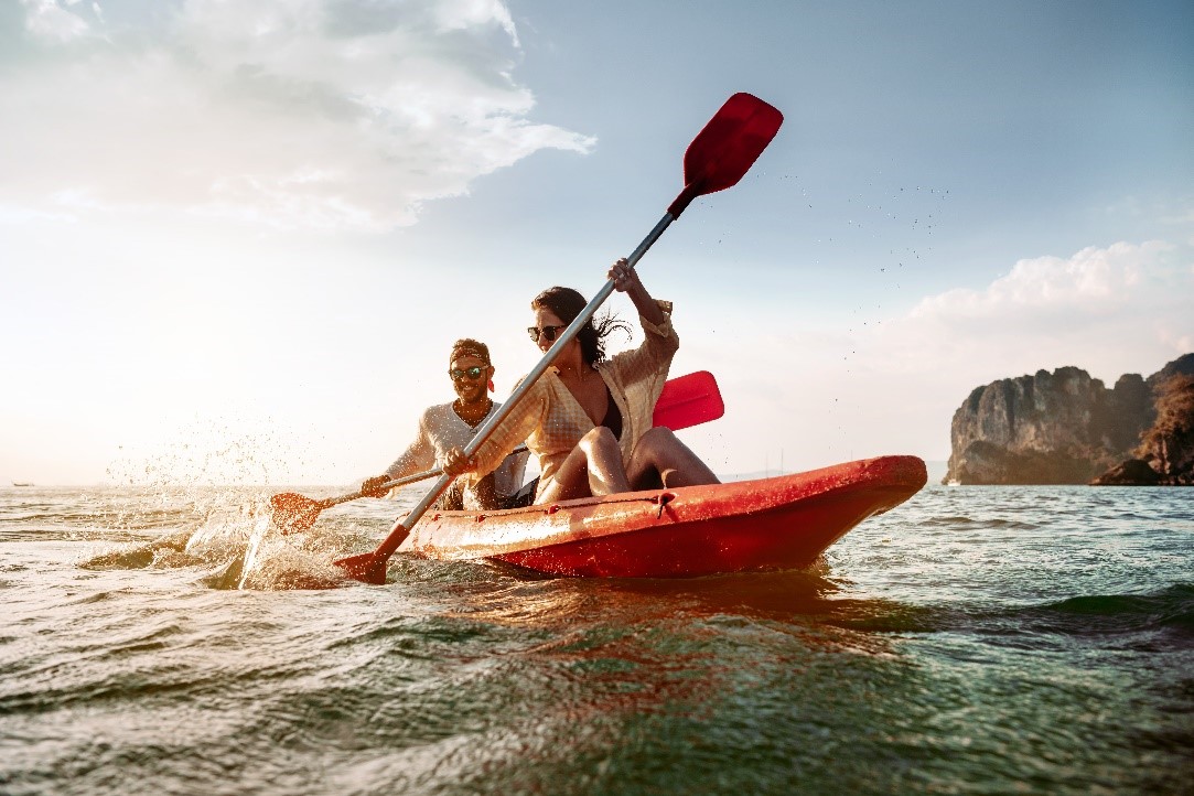 Un couple dans un kayak sur un étendue d’eau