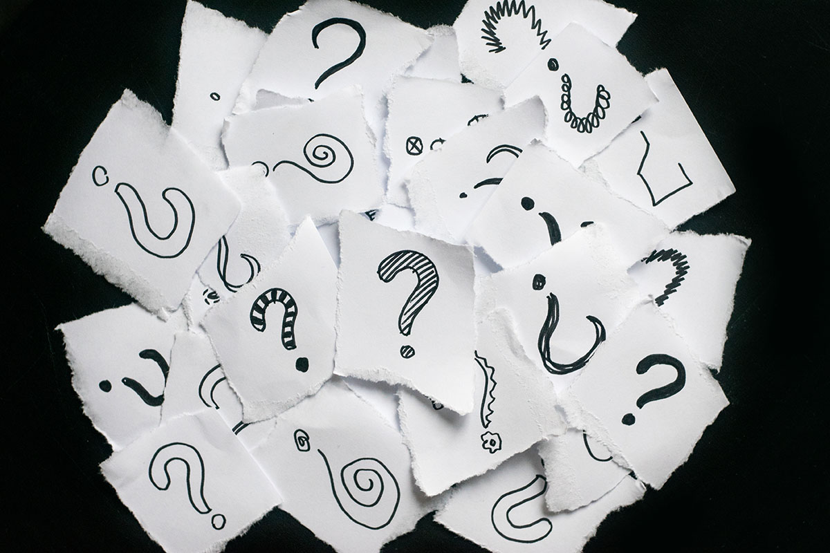 Plusieurs points d’interrogation sur des feuilles de papier