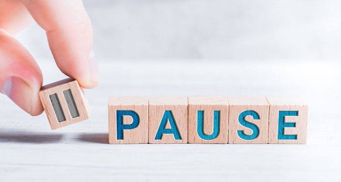 Le mot « pause » crée par des blocs