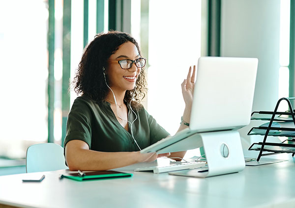 Une femme qui commence un nouvel emploi, se présente.