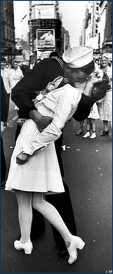 Soldier and young woman kissing in Times Square