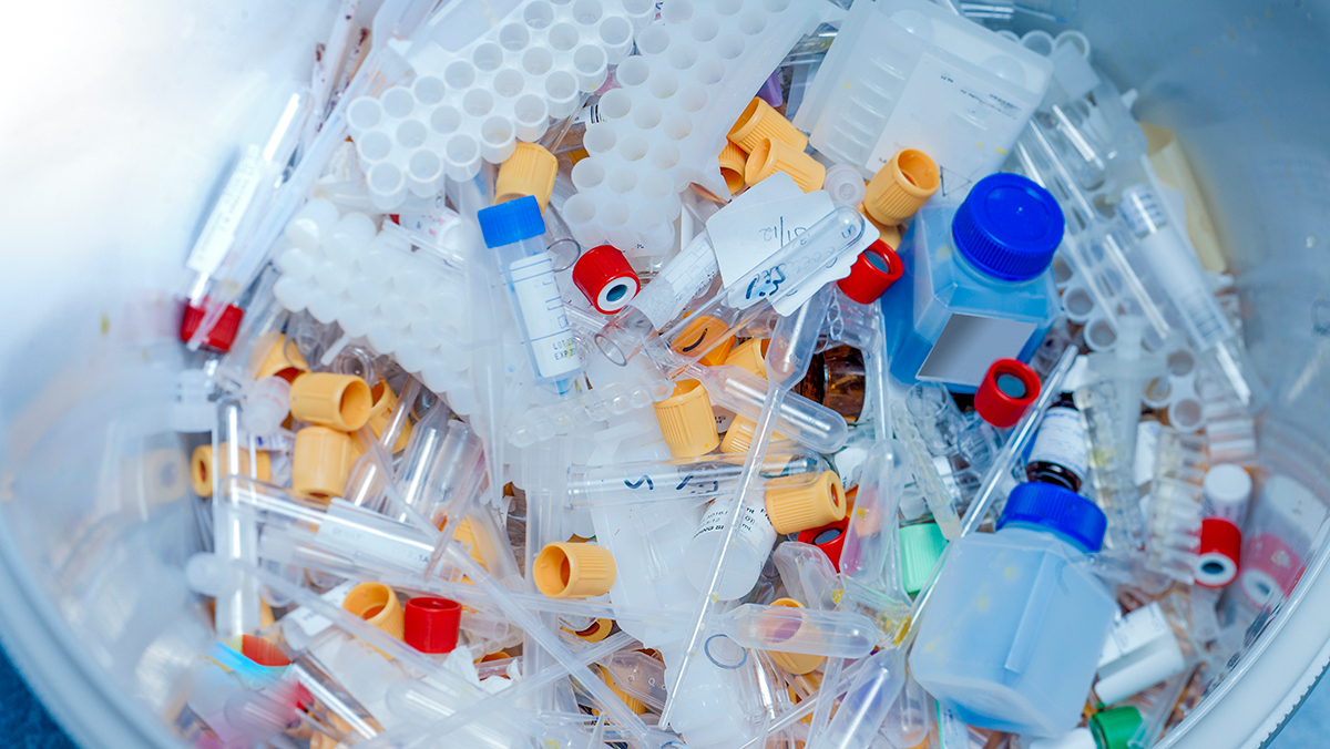 Pile de tubes de plastique et de contenants médicaux usagés.