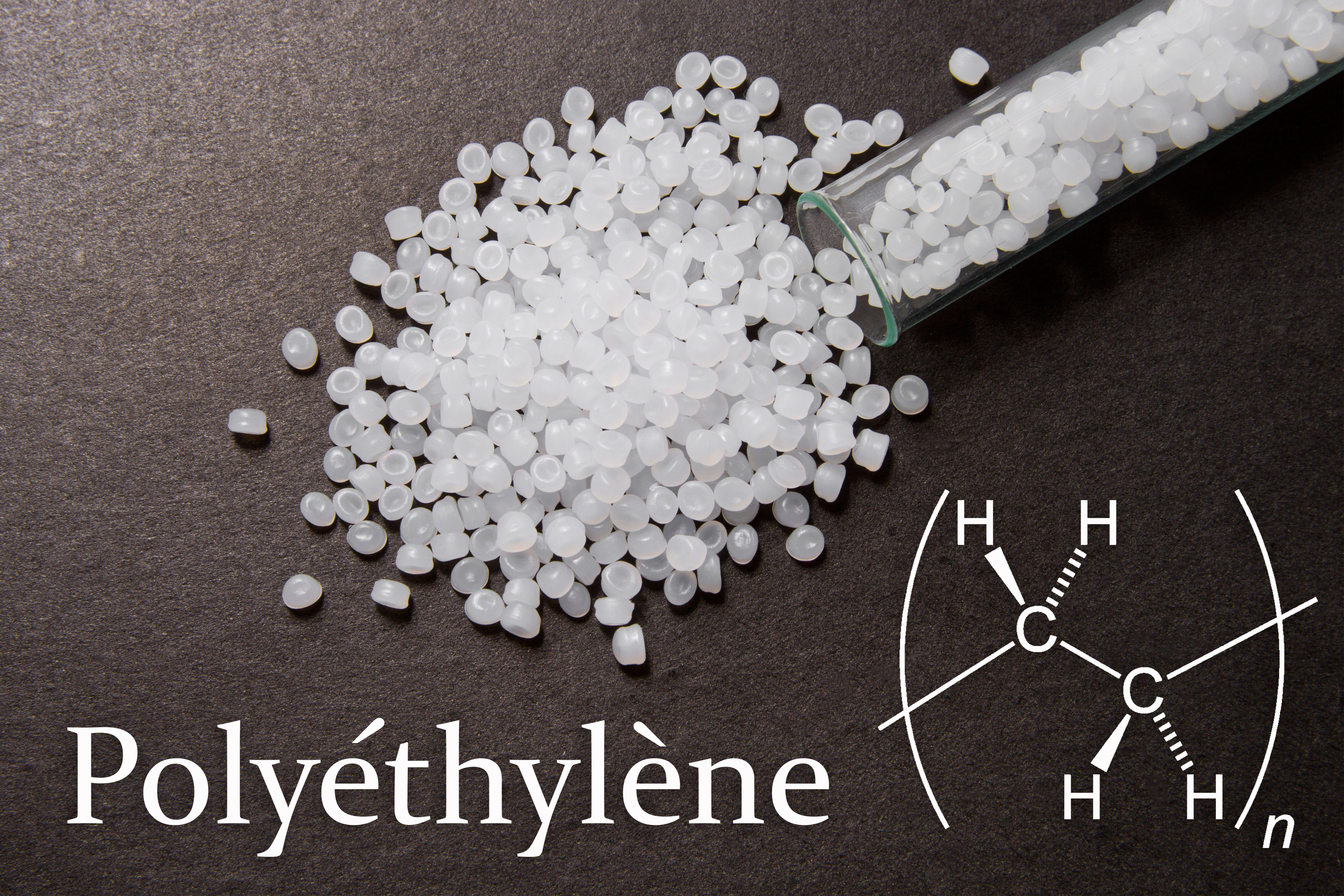 Billes de polyéthylène sortant d’un tube à essai. Le mot « Polyéthylène » et la structure chimique du composé figurent sur l’image.