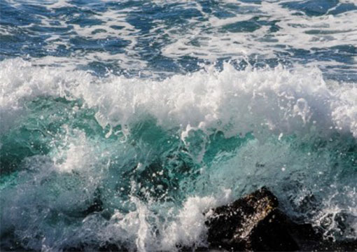 Ocean waves hitting some rocks