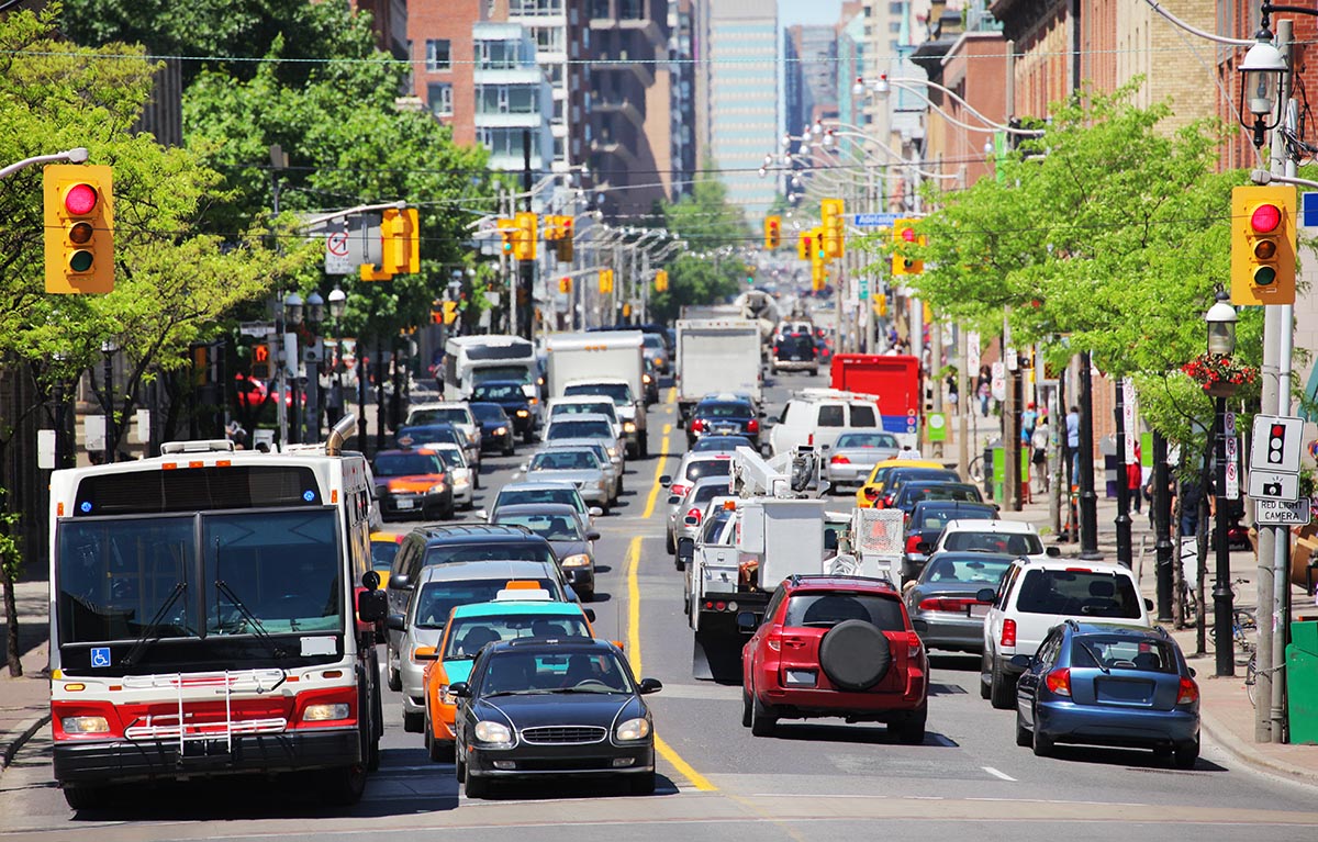 Une rue achalandée de Toronto