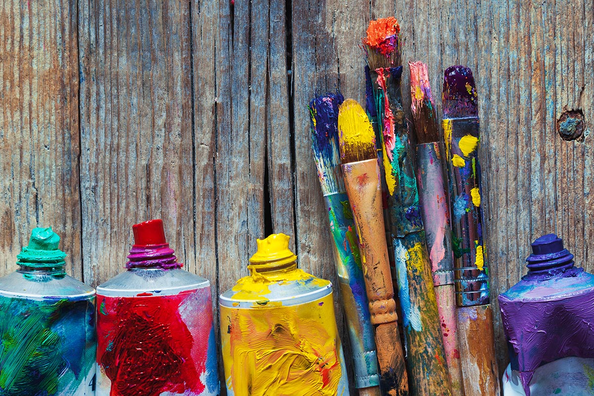 Gros plan des tubes de peinture à la base d’huile et des pinceaux d’artistes 